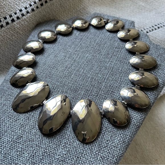Vintage | Brutalist Hammered Wide Panel Link Graduated Metal Oval 18" Necklace - Picture 12 of 16